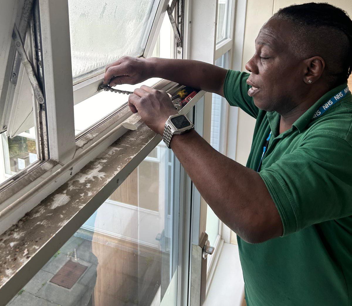Servicing of window winding gear